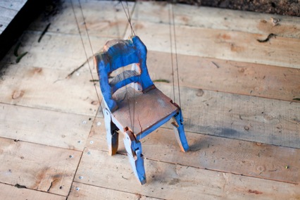 Peter Leisinger: blauer Stuhl, Zeder, Marionette