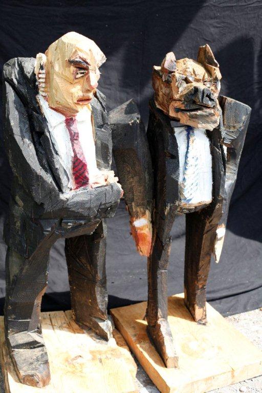 Zwei etwas grössere Bodyguards, Skulptur Peter Leisinger 2011.