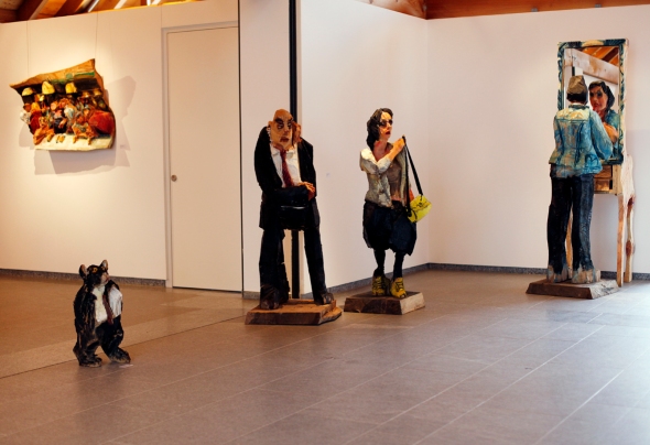 Skulpturen von Peter Leisinger zum Thema "Happy Hour" in der Galerie Pesko in Lenzerheide
