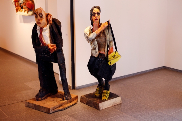 Skulpturen von Peter Leisinger zum Thema "Happy Hour" in der Galerie Pesko in Lenzerheide.